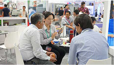 888官网代理商展会洽谈实拍图